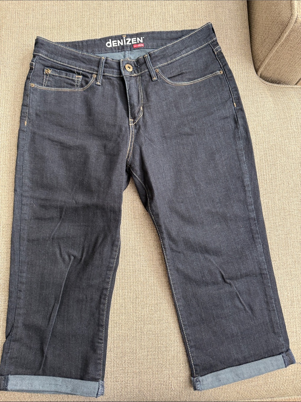 Denizen from Levi’s dark denim cropped/cuffed capri length shorts. size 12.